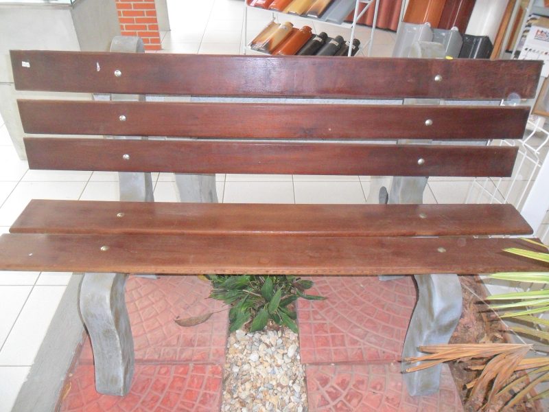 Banco misto madeira e concreto