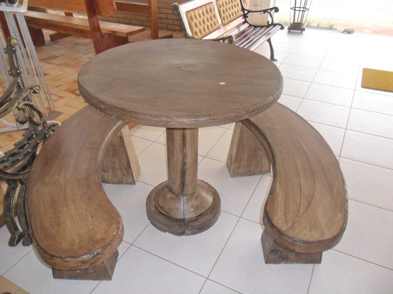 Mesa redonda com bancos – de concreto